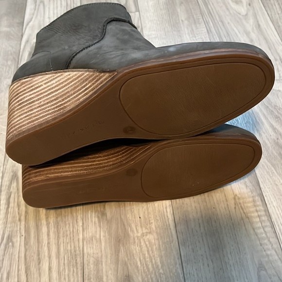 Women’s Boots - Picture 2 of 6